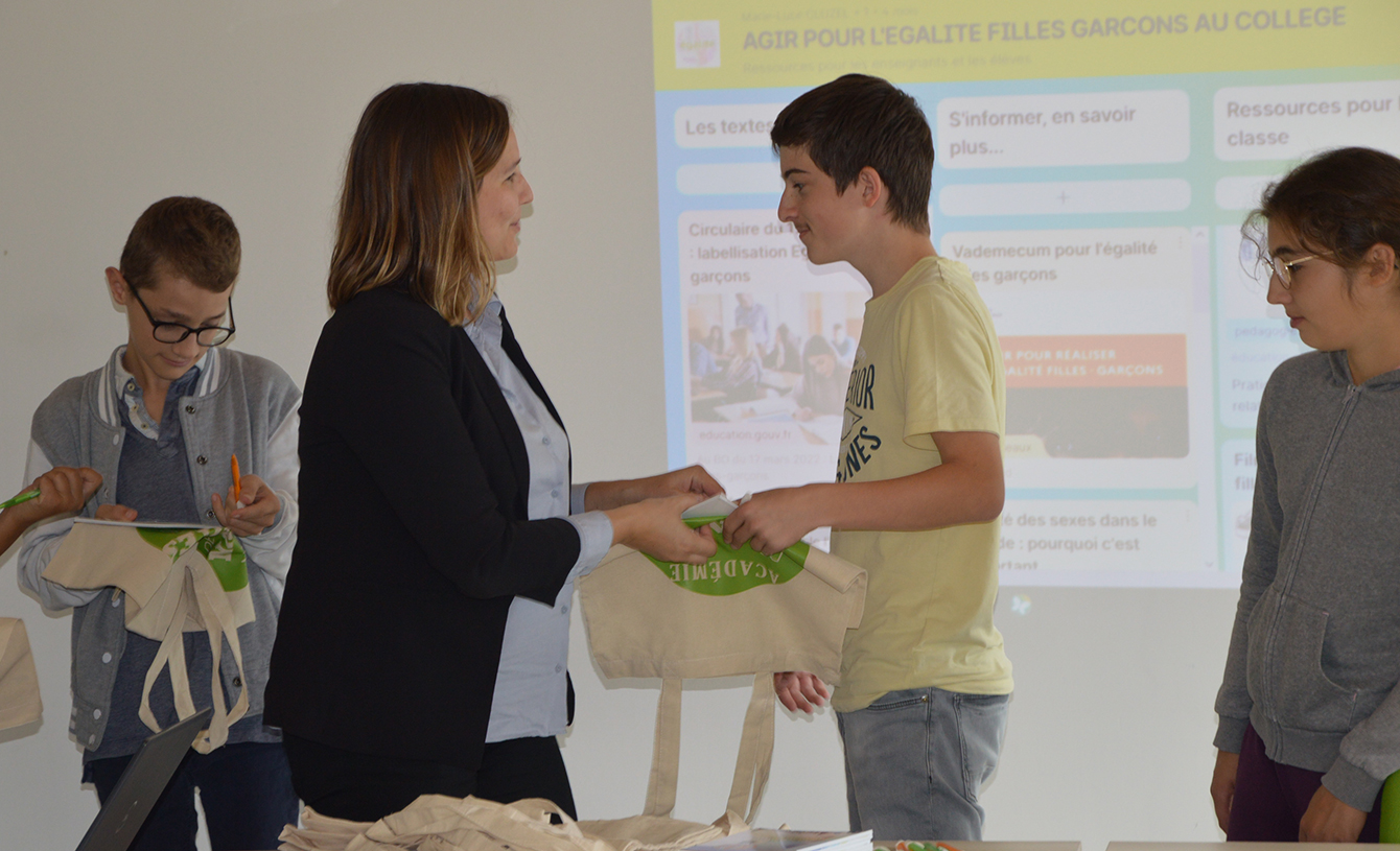 Morgane Monnier, Déléguée académique à la vie lycéenne et collégienne du rectorat de Nantes récompense les élèves pour leur engagement. 
