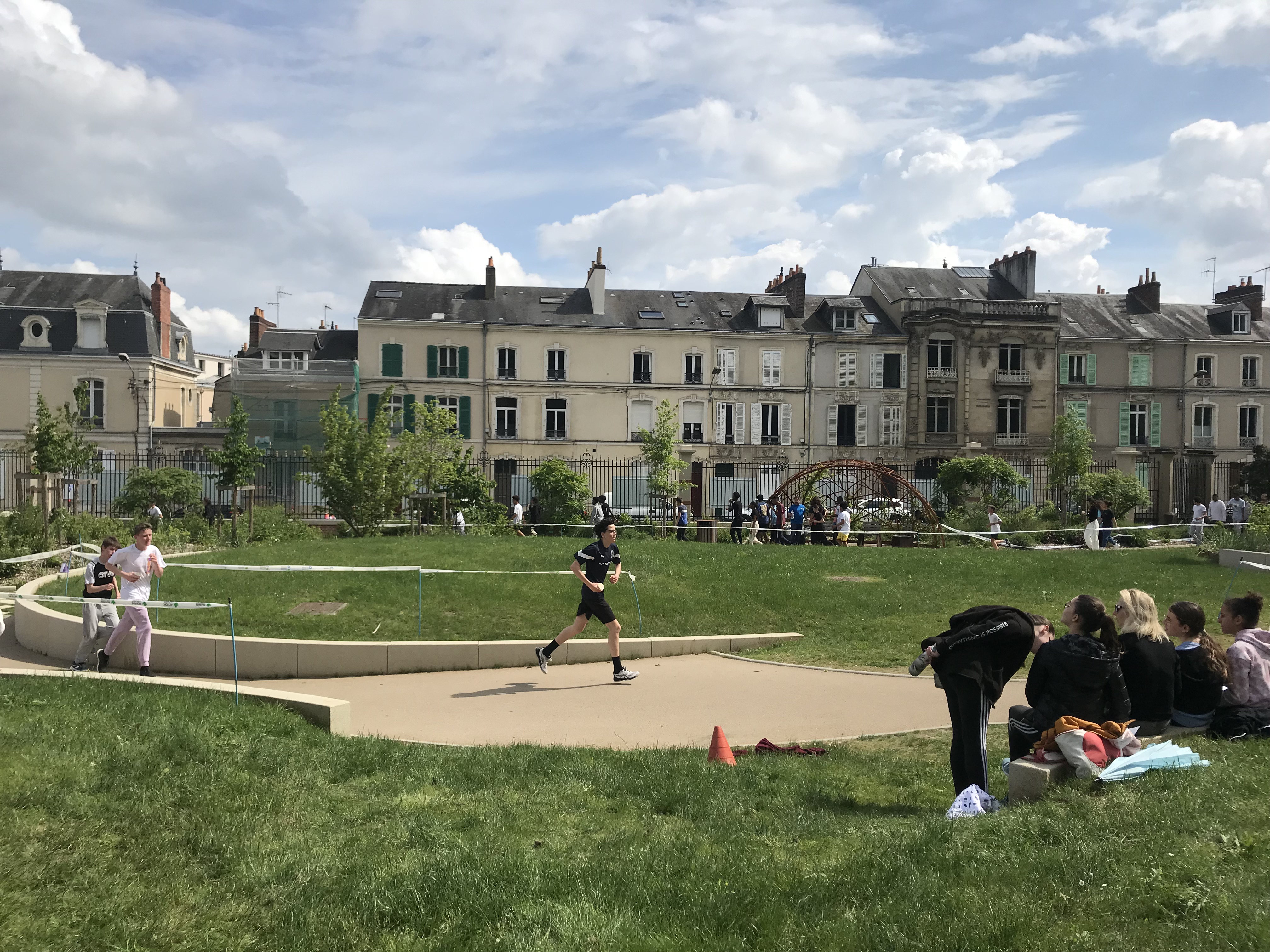 Elèves courant dans un parc