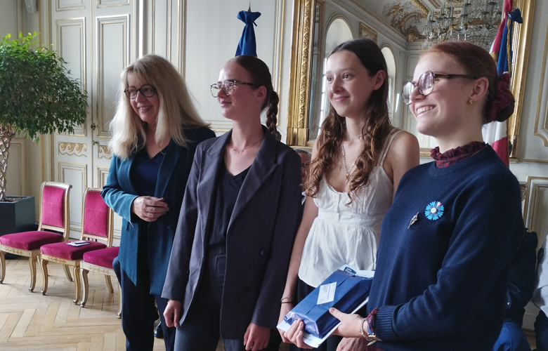 Mme Gasté, Directrice académique adjointe des services de l’Éducation Nationale, avec les élèves du lycée Aristide Briand de Saint-Nazaire