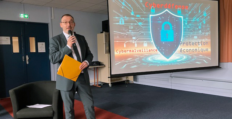 En ouverture du temps d’échange, le Directeur académique Gilles Neuviale a rappelé les enjeux essentiels de la formation à la sécurité numérique.     