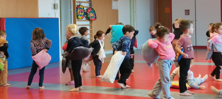 Danser avec des objets permet d’amplifier ses gestes.