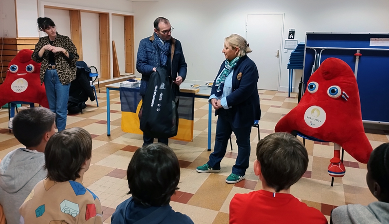 Le directeur académique a remis à la directrice de l’école son kit « 30 minutes d’APQ »