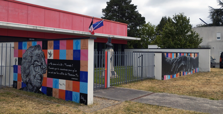 Deux fresques encadrent l’entrée du lycée.