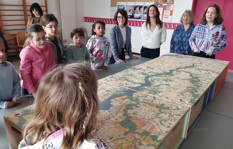 Les CM1 de l’école Anne-Frank ont été les premiers à découvrir le contenu de la malle pédagogique.