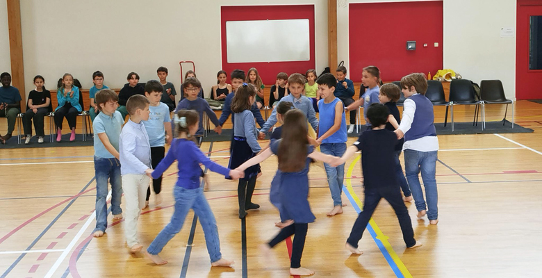 Les rencontres inter-classes, en point final du projet, ont réuni les élèves pour un moment de danse partagée. 