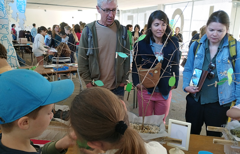Les enfants expliquent aux adultes le phénomène du ruissellement ou de l’infiltration selon la nature du sol.