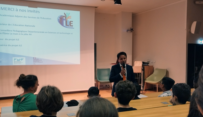 Le directeur académique adjoint a salué l’implication des chercheuses et chercheurs et des équipes pédagogiques en faveur de la vulgarisation scientifique.