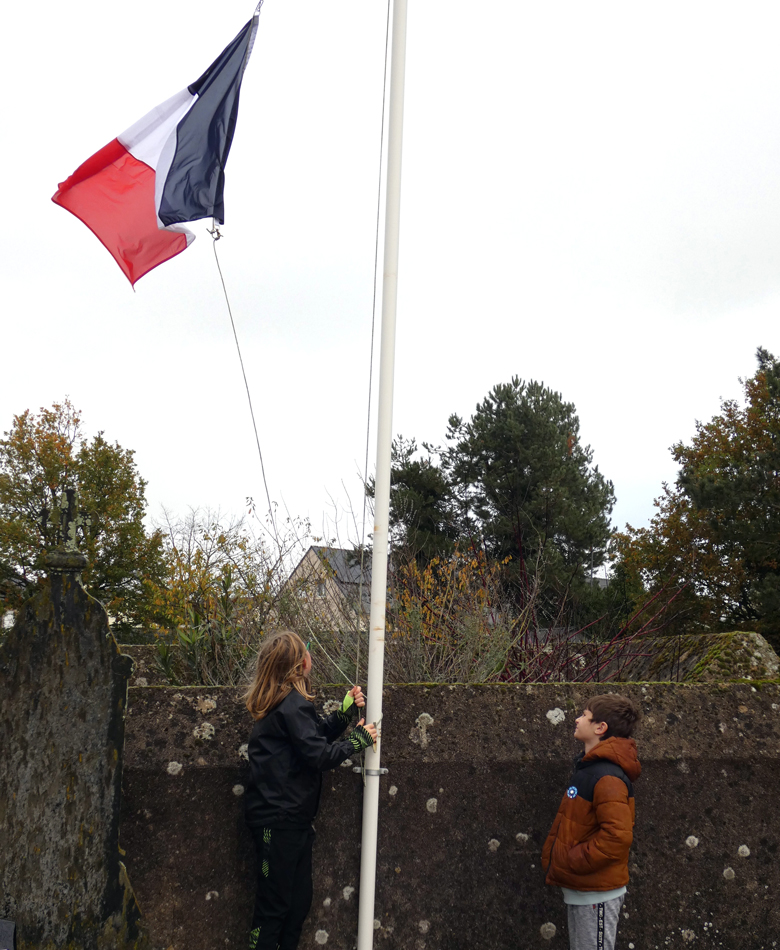 Les élèves hissent le drapeau tricolore
