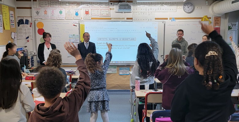 Visite de M. Gilles Neuviale, directeur académique des services de l’Éducation nationale de Loire-Atlantique en classe de CM1-CM2 à l’école de la Crémetterie.