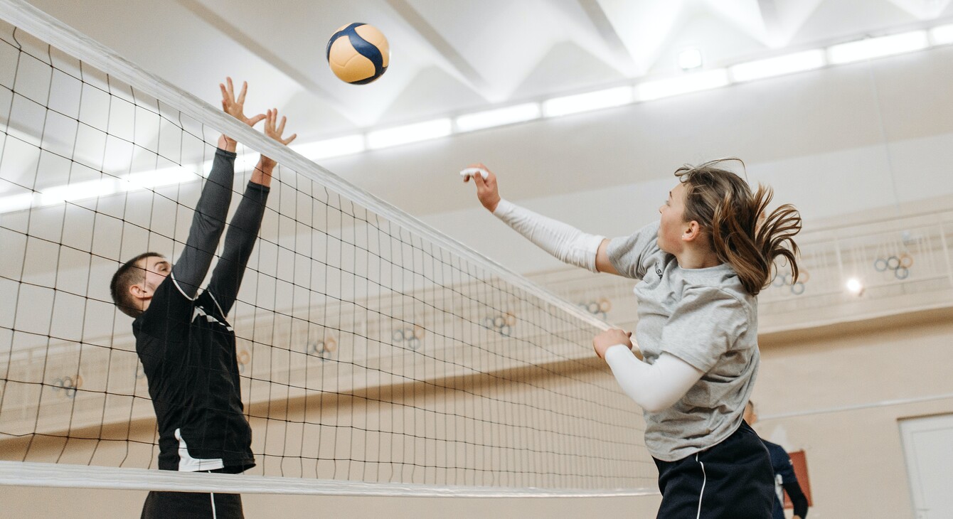 joueurs de volley ball en salle