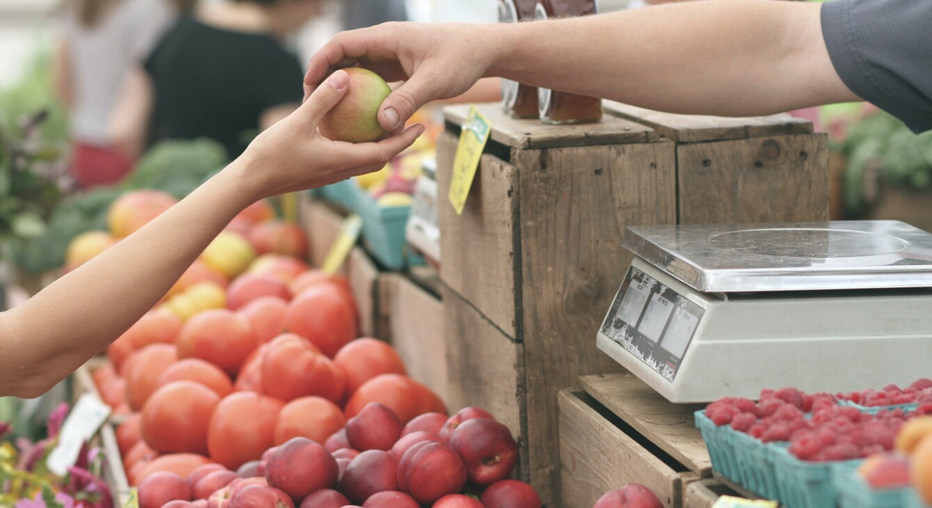 personne donnant des fruits à l'autre