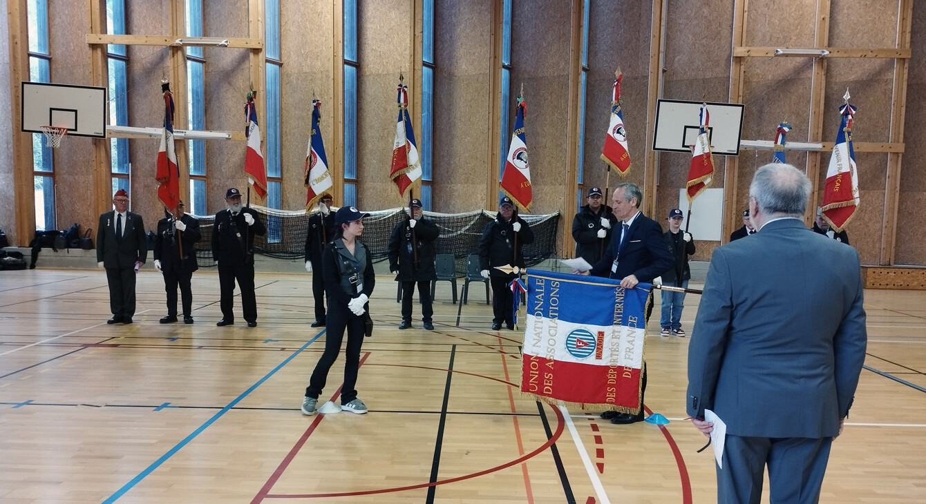 Remise d’un drapeau au lycée Grand Air de La Baule
