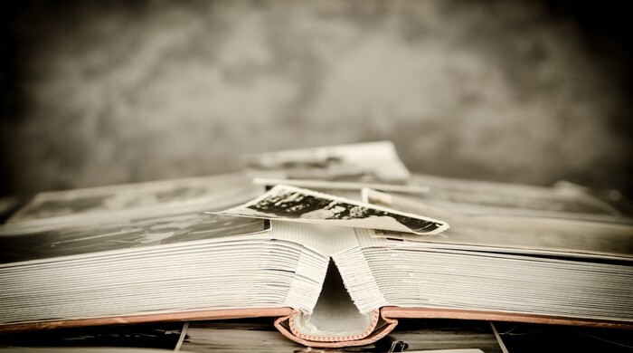 Livre ouvert sur fond sombre