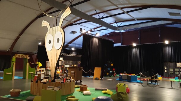 Vue sur une partie du salon, salle polyvalente de Mayenne