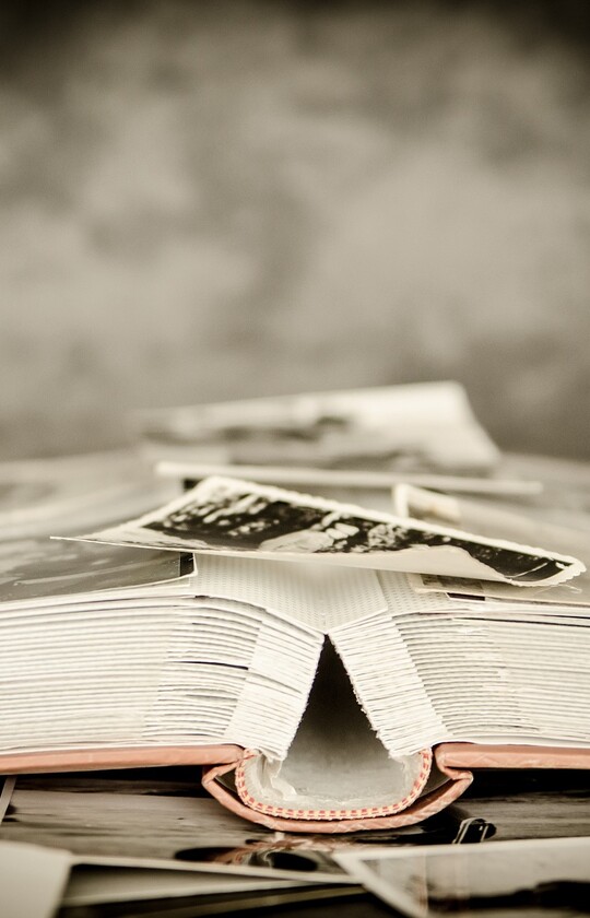 Livre ouvert sur fond sombre