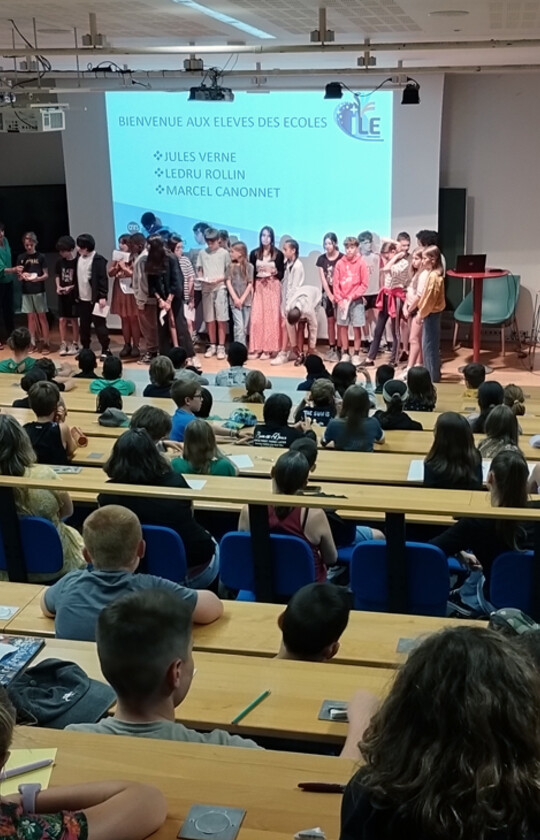 Infinis à l’École : coopération entre chercheuses, chercheurs et élèves